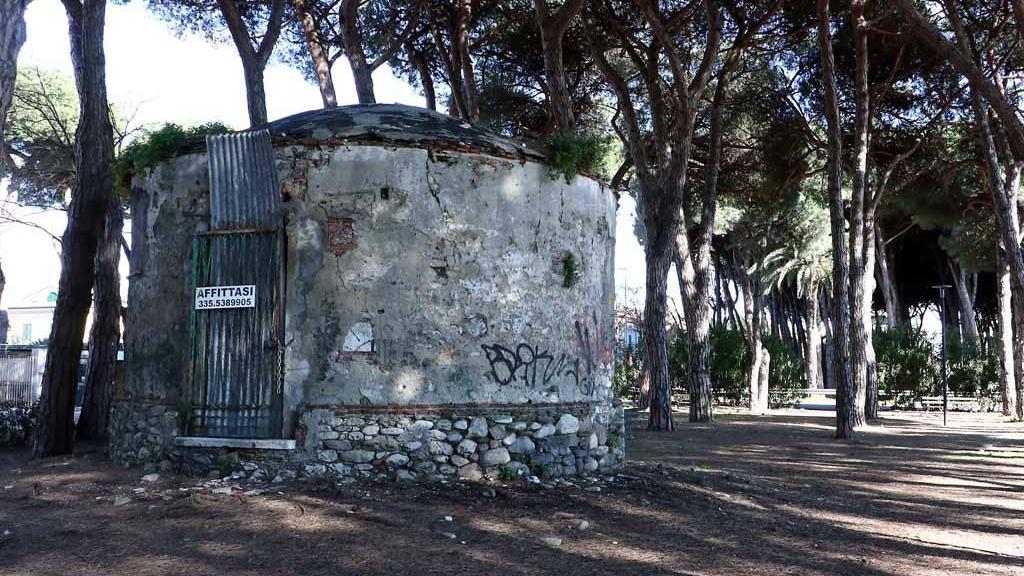 L'edificio della pineta Gariobaldi a Marina di Carrara