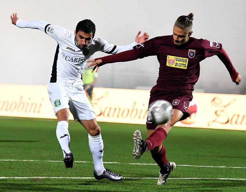 Il granata Lorenzo Polvani (a destra) in azione