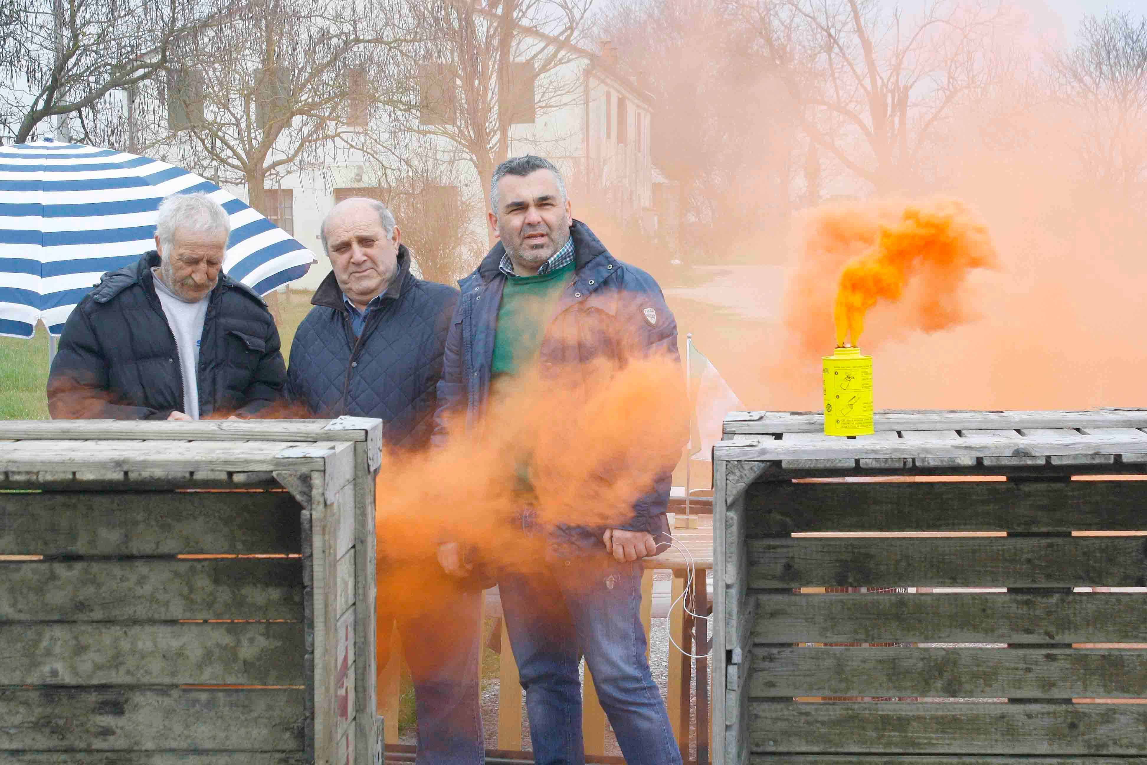 La manifestazione del 4 marzo a San Bartolomeo: Lodi è il primo a destra