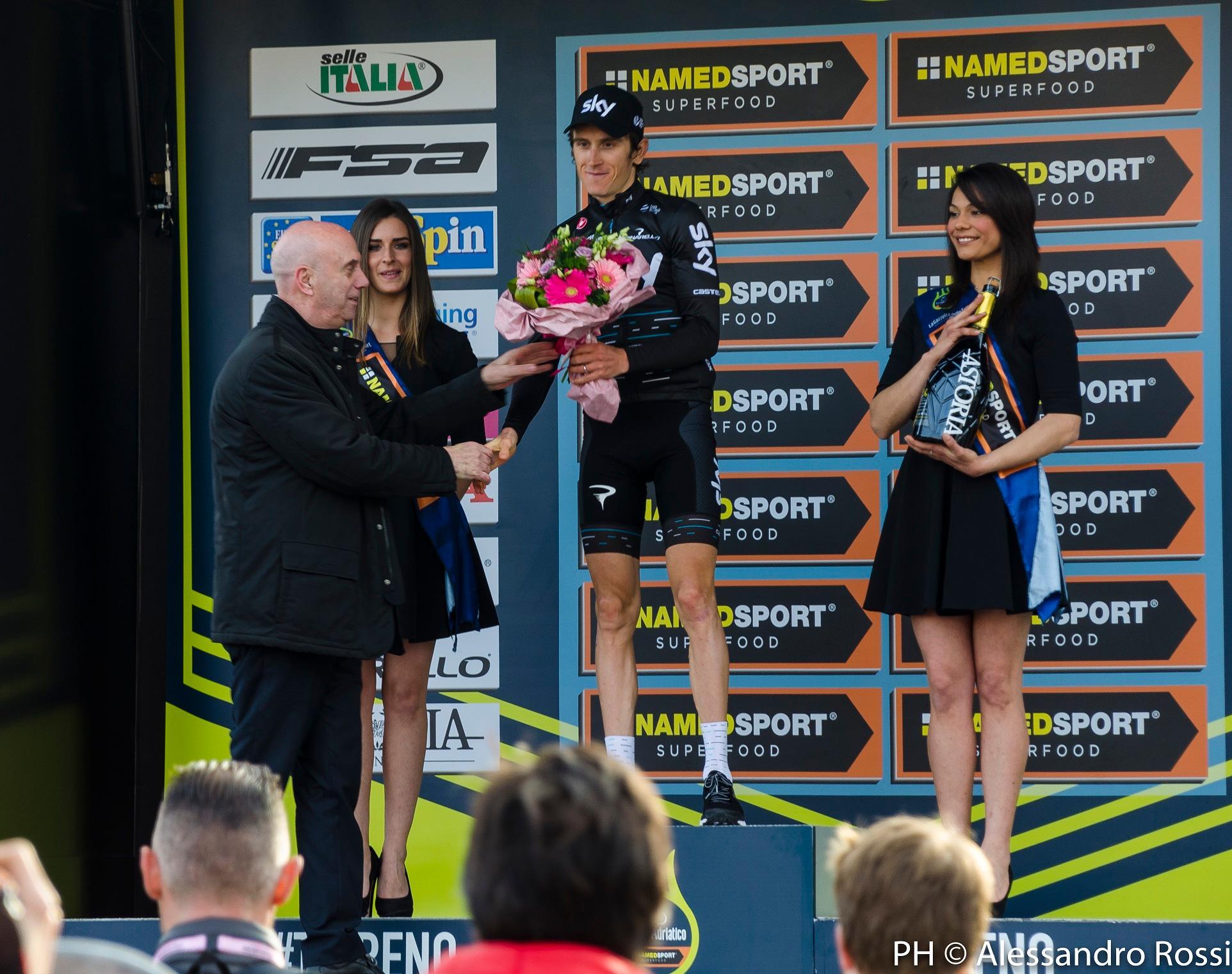 Il sindaco di Pomarance Loris Martignoni premia il vincitore Geraint Thomas