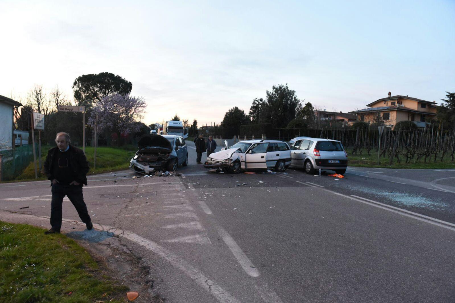 L'incidente sulla via Romana (foto Sernacchioli)