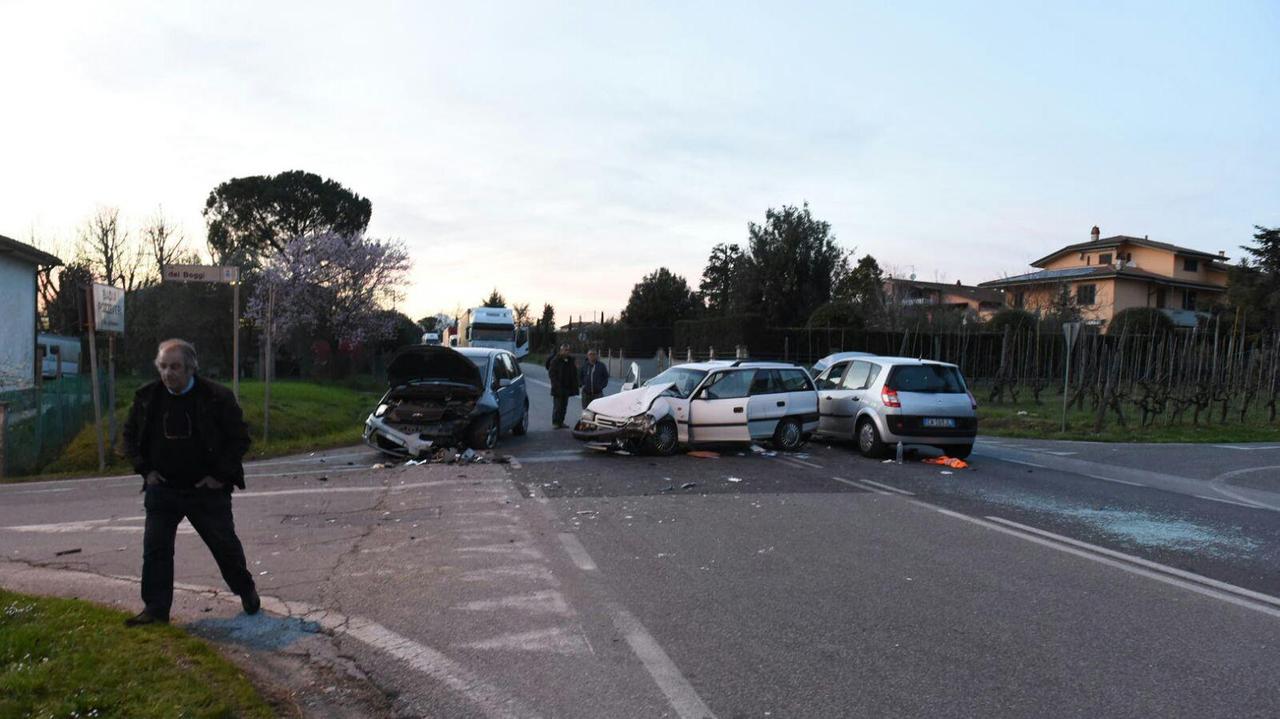 L'incidente sulla via Romana (foto Sernacchioli)