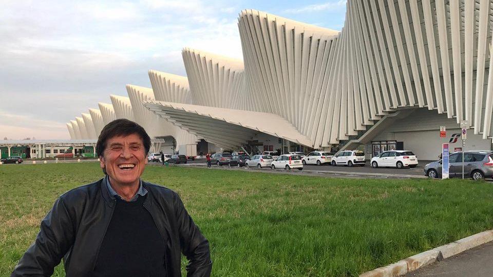 Gianni Morandi a Reggio Emilia: "Qui per comprare il Lambrusco"