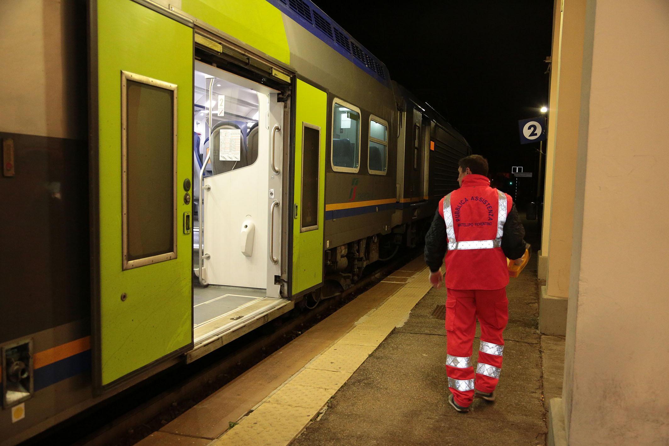 Olio sui binari della Pisa-Firenze, due treni "scivolano"