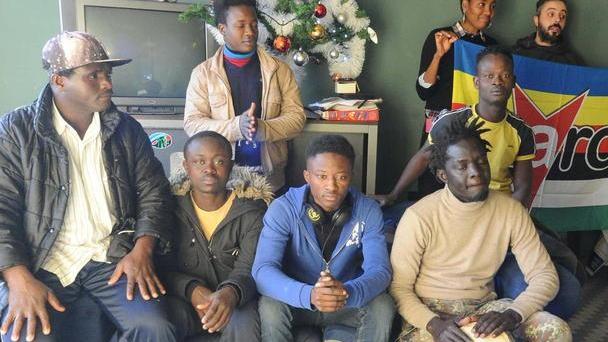 Un gruppo di migranti ospitato in provincia (foto Gori)
