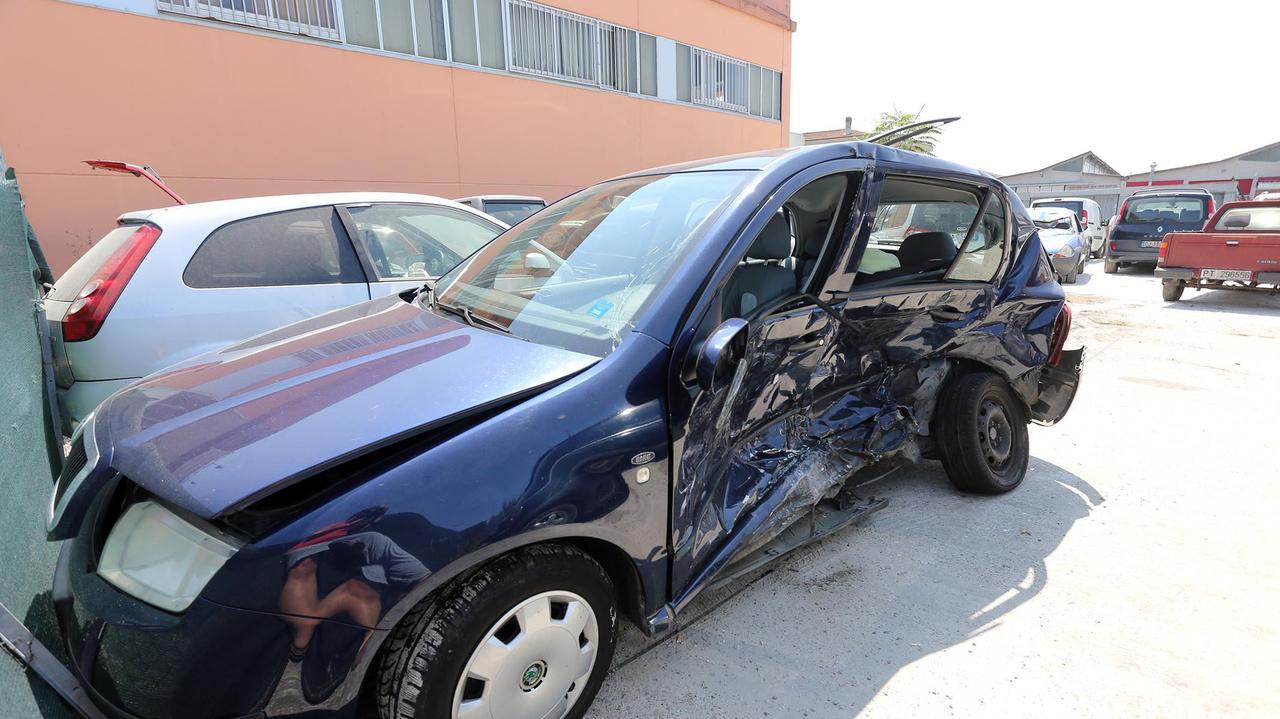 Un'auto dopo un incidente stradale, di quelli veri (archivio)