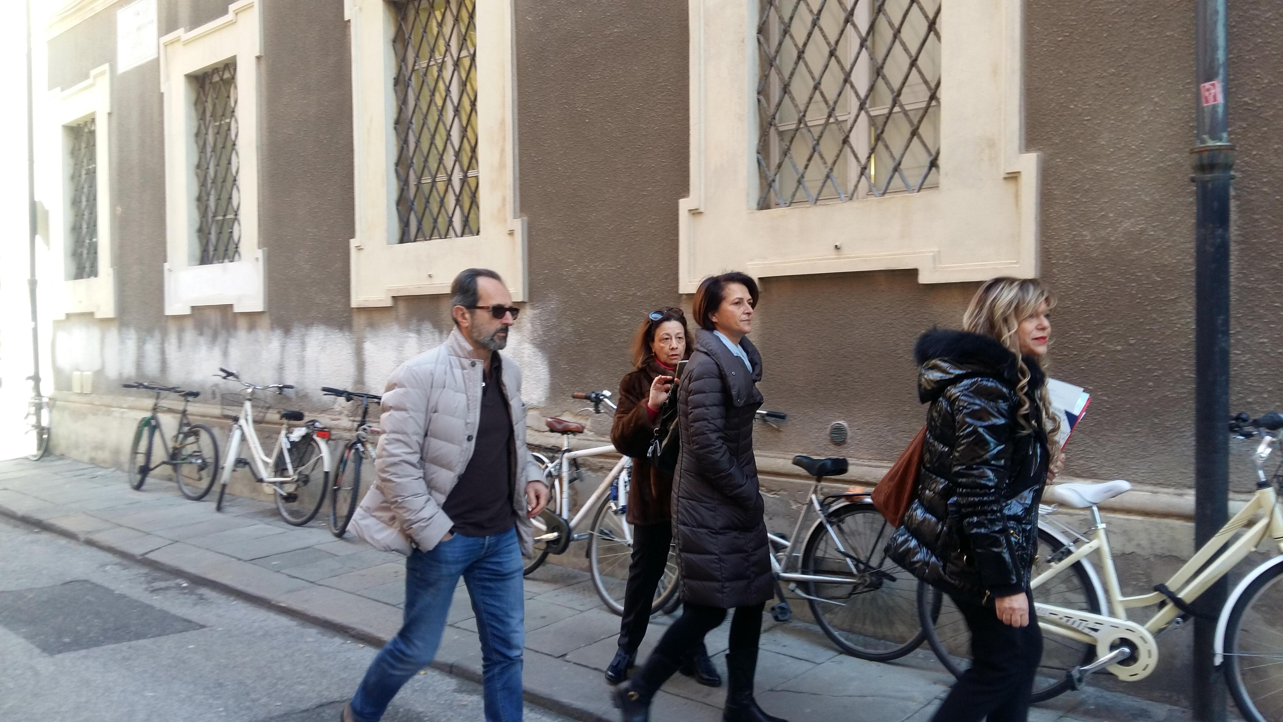 Fausta Bonino (al centro) in compagnia del marito e dell'avvocata Cesarina Barghini