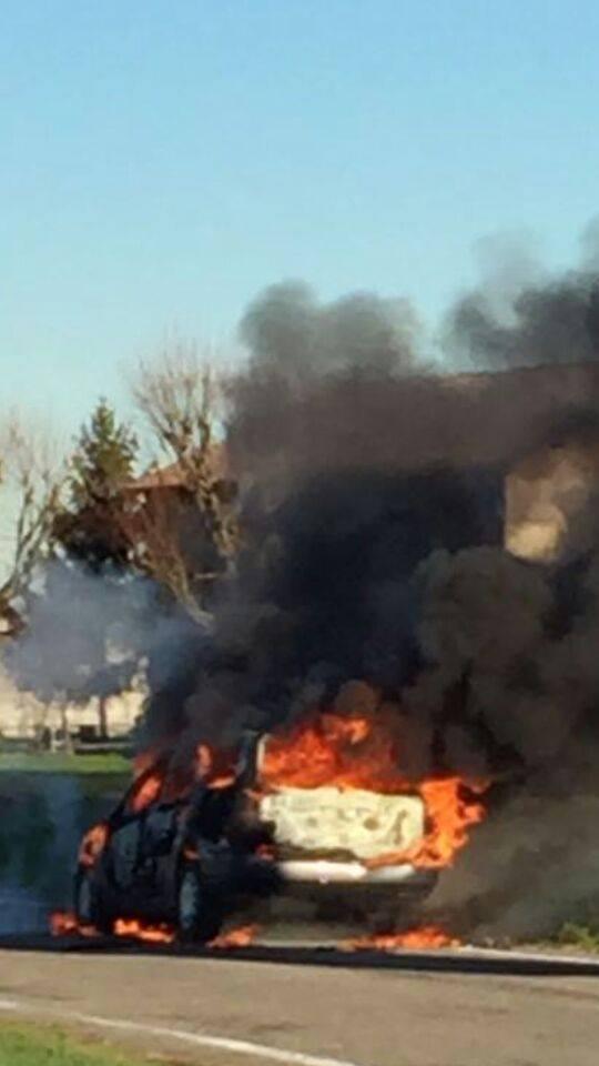 Mentre guida l’auto prende fuoco Paura a Masone