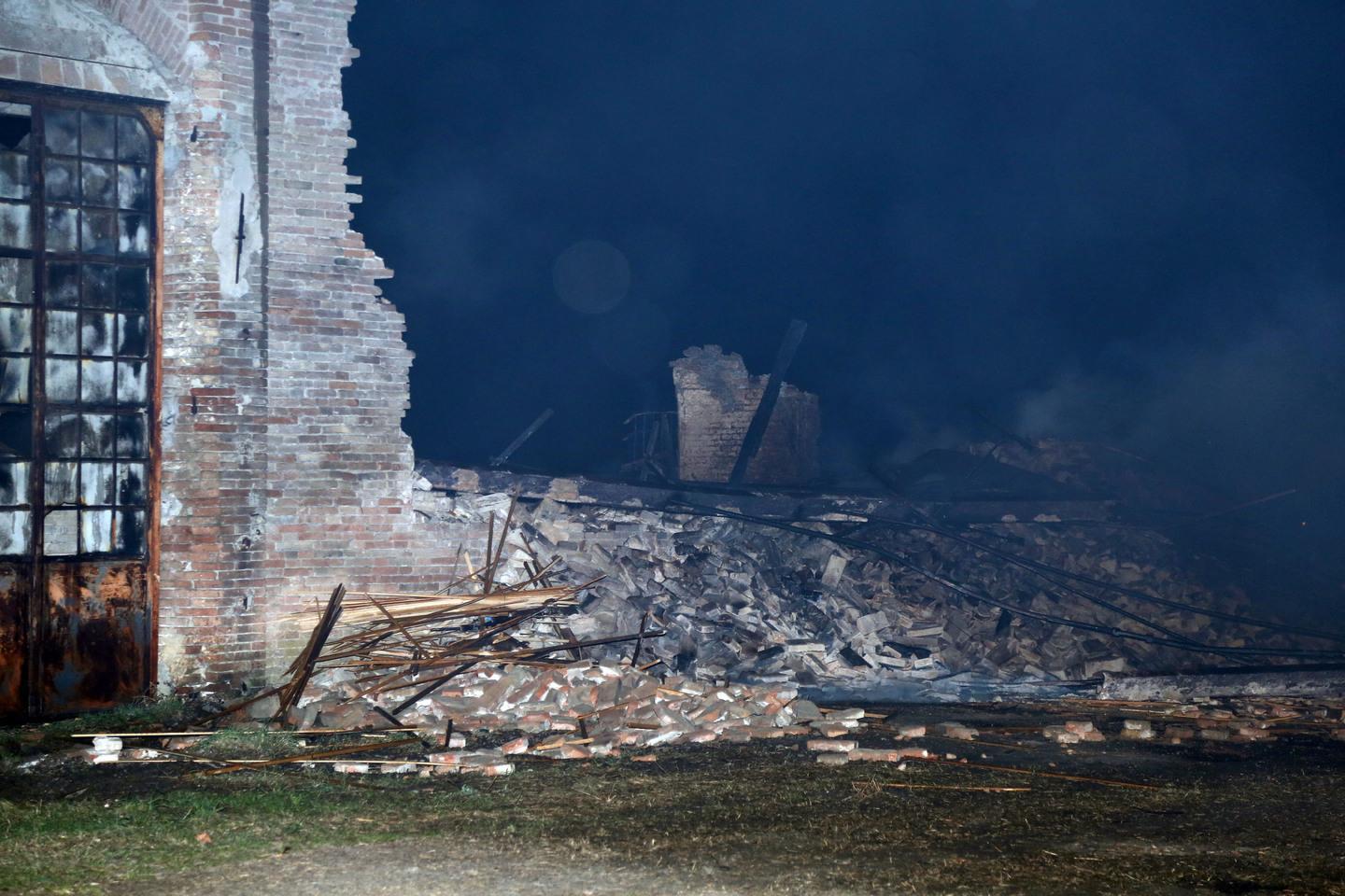 Domato dopo ore l’incendio  del casolare di Lentigione 