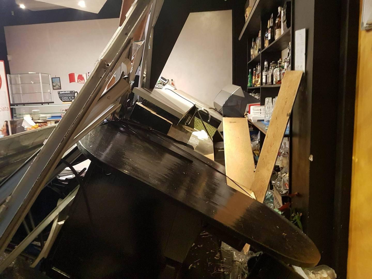 Castelvetro, sfondano la vetrina del bar con il furgone per rubare le slot  