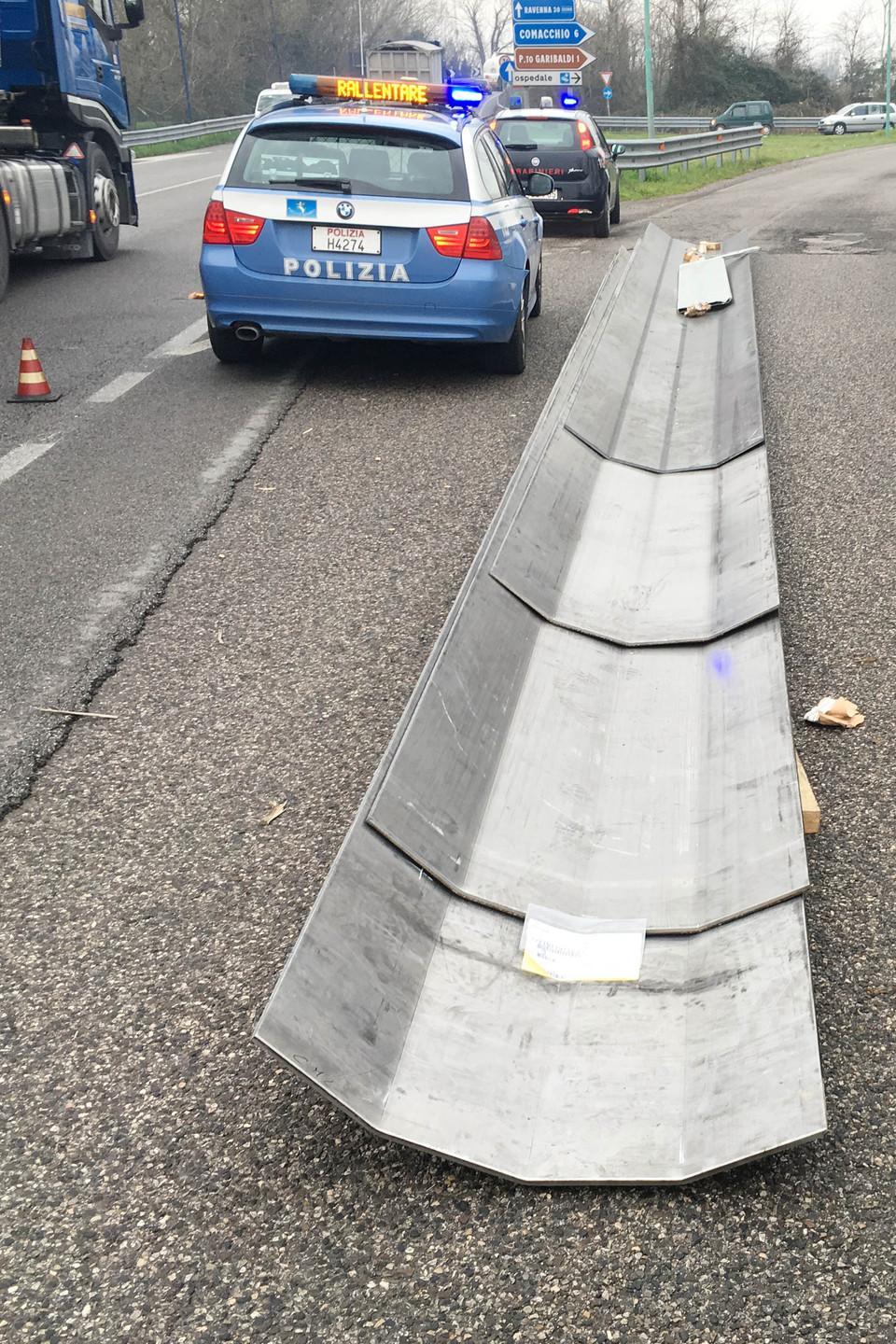 Auto danneggiate dalle lastre in strada