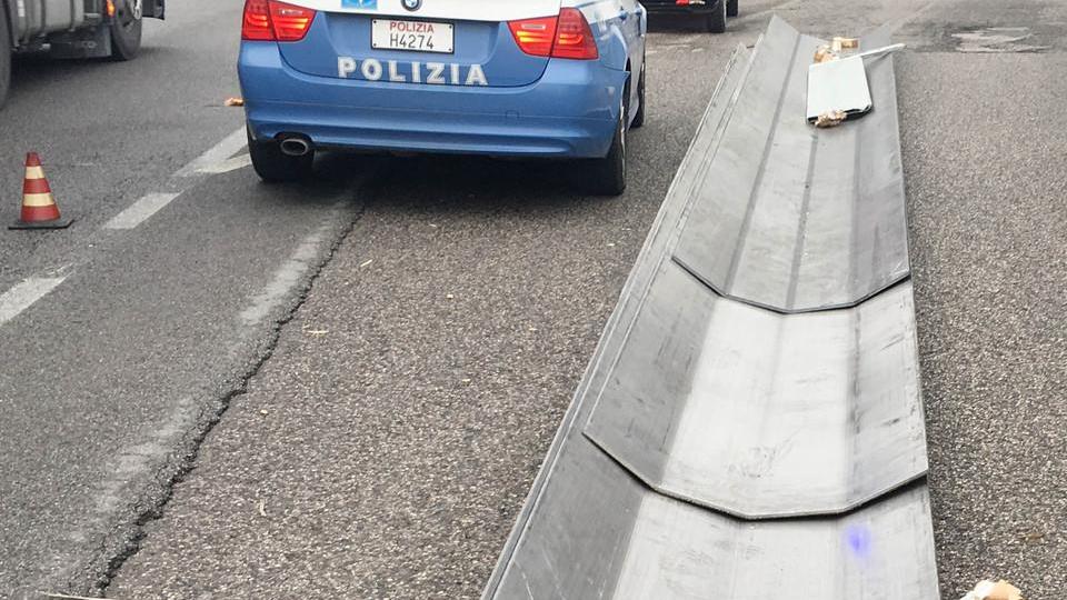 Auto danneggiate dalle lastre in strada