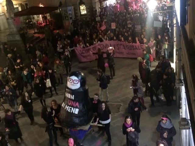 Una marea rosa invade Pisa per l'8 marzo