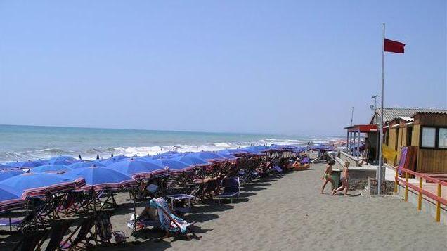 Coro di no alla Dakar in spiaggia