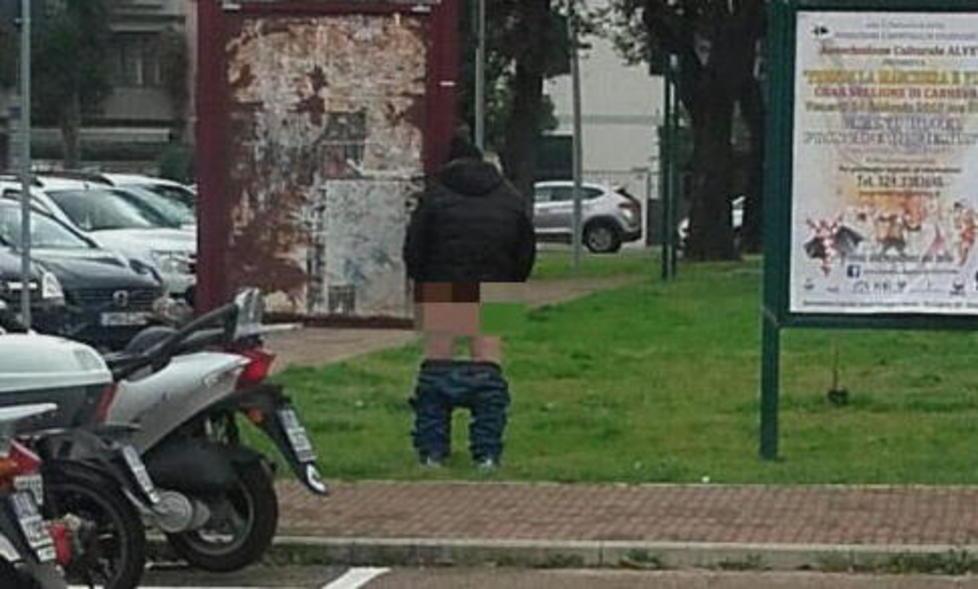 Si denuda tra i passanti della stazione