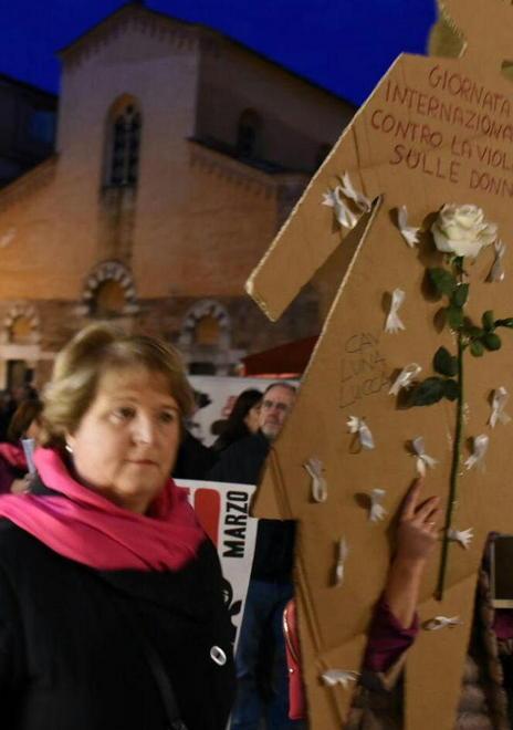 La piazza è fucsia e urla il suo no alla violenza di genere 