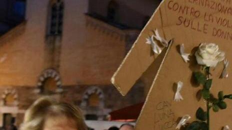 La piazza è fucsia e urla il suo no alla violenza di genere
