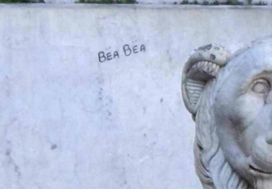 Raid di vandali, sfregiato antico portale 