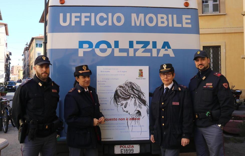 Il camper della Polizia per informare