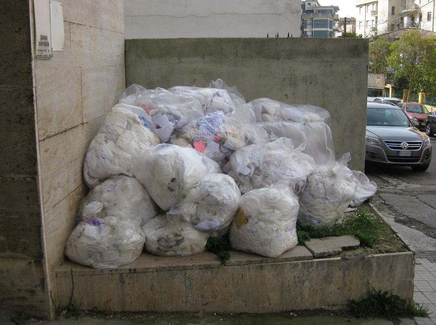 Cumuli di rifiuti davanti al Poliambulatorio 