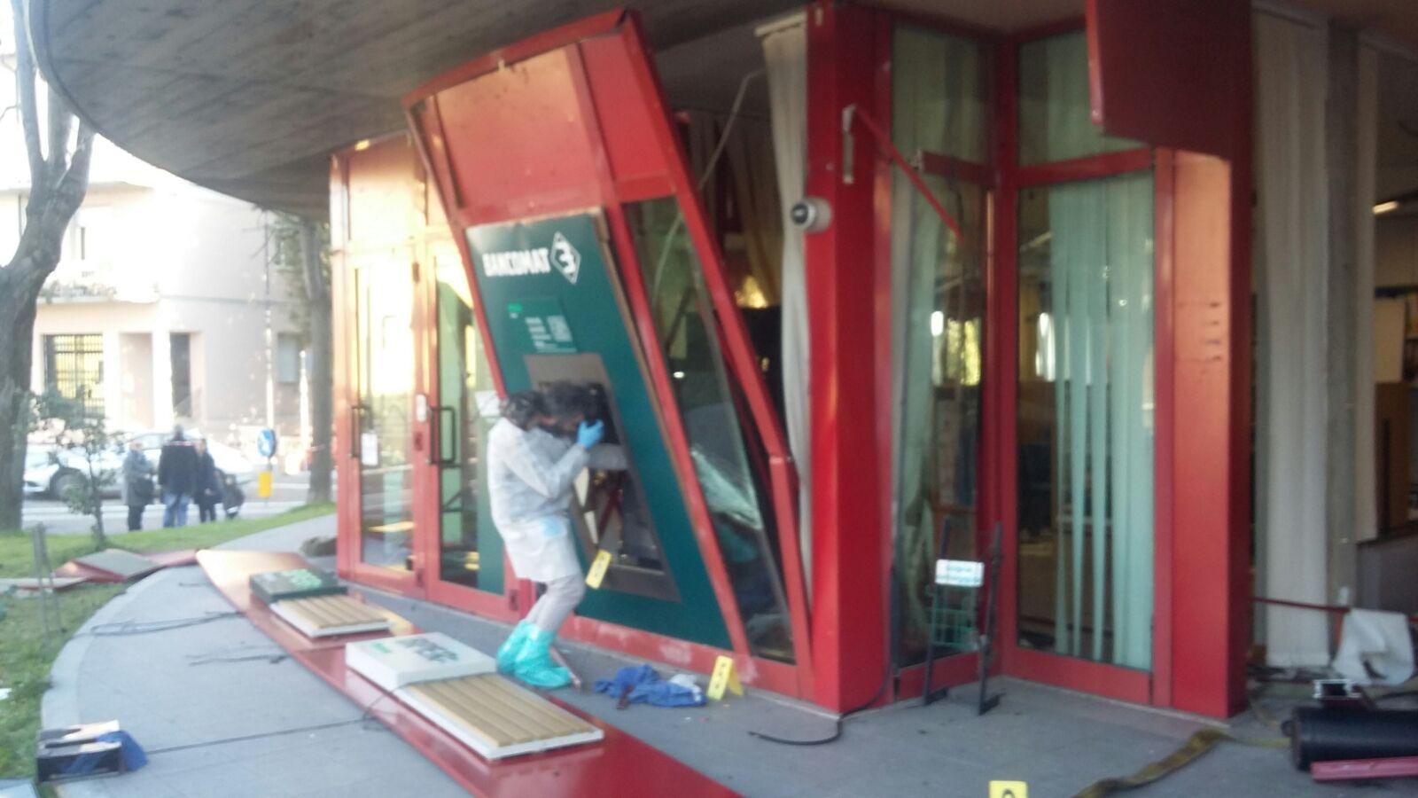 Casalgrande, fanno esplodere il bancomat ma fuggono a mani vuote 