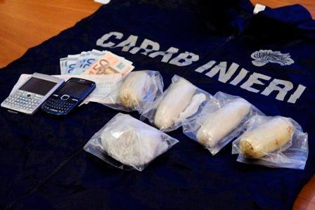 Spacciava eroina sulle scale della scuola, arrestato un 20enne