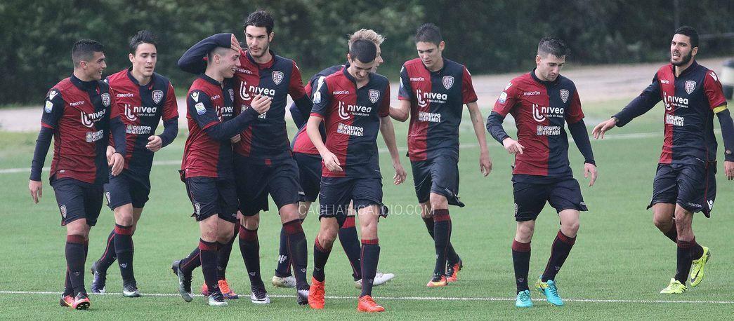la Primavera del Cagliari festeggia un gol
