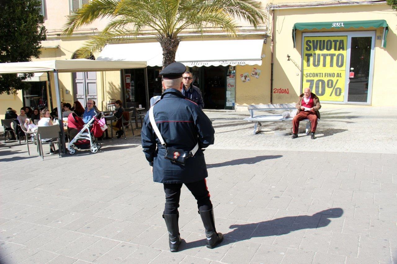 Il piazzale davanti al bar dove il giovane accoltellato ha chiesto aiuto (foto Ivan Nuvoli)
