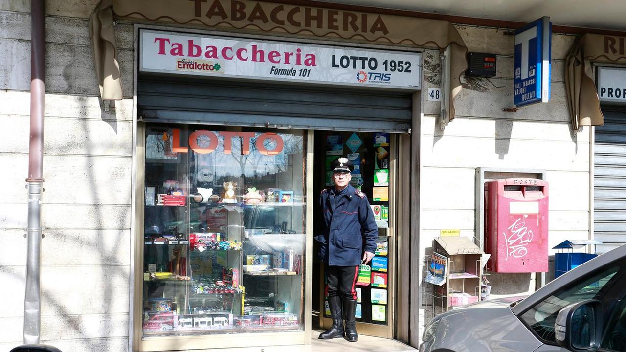 Tabaccai rapinati e choccati: "Non ce la facciamo, vendiamo"