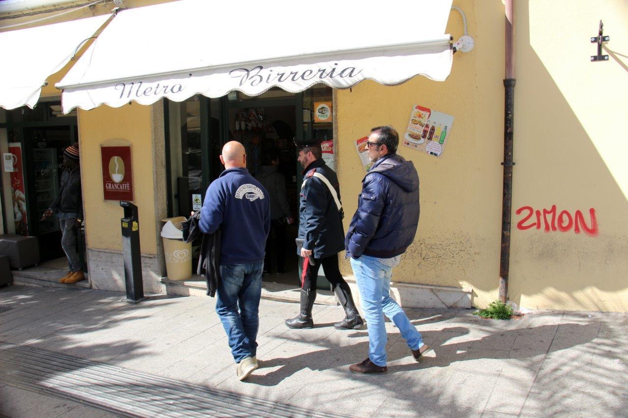 Il bar dell'emiciclo Garibaldi dove il giovane accoltellato ha chiesto aiuto (foto Ivan Nuvoli)
