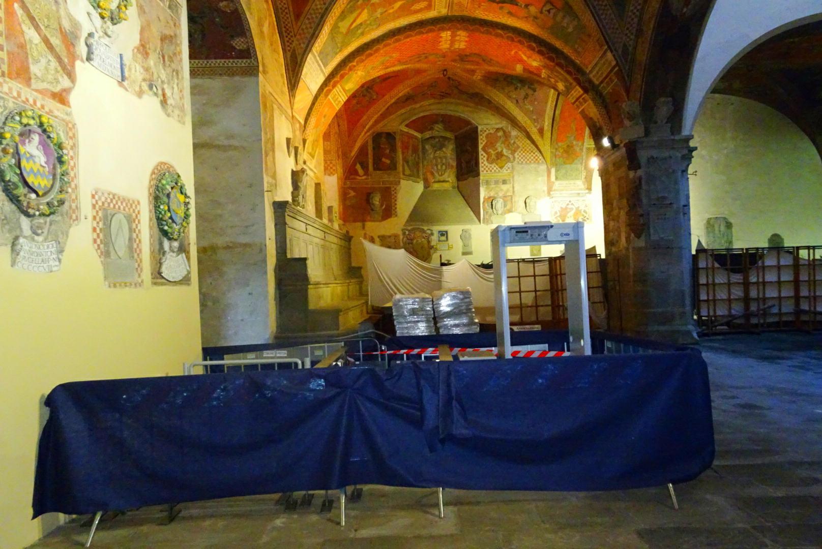 Il metal detector pronto per entrare in funzione nell'atrio di Palazzo pretorio