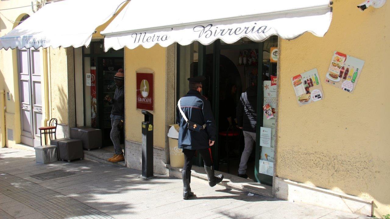 I carabinieri nel bar dove il ferito ha chiesto aiuto (foto Ivan Nuvoli)
