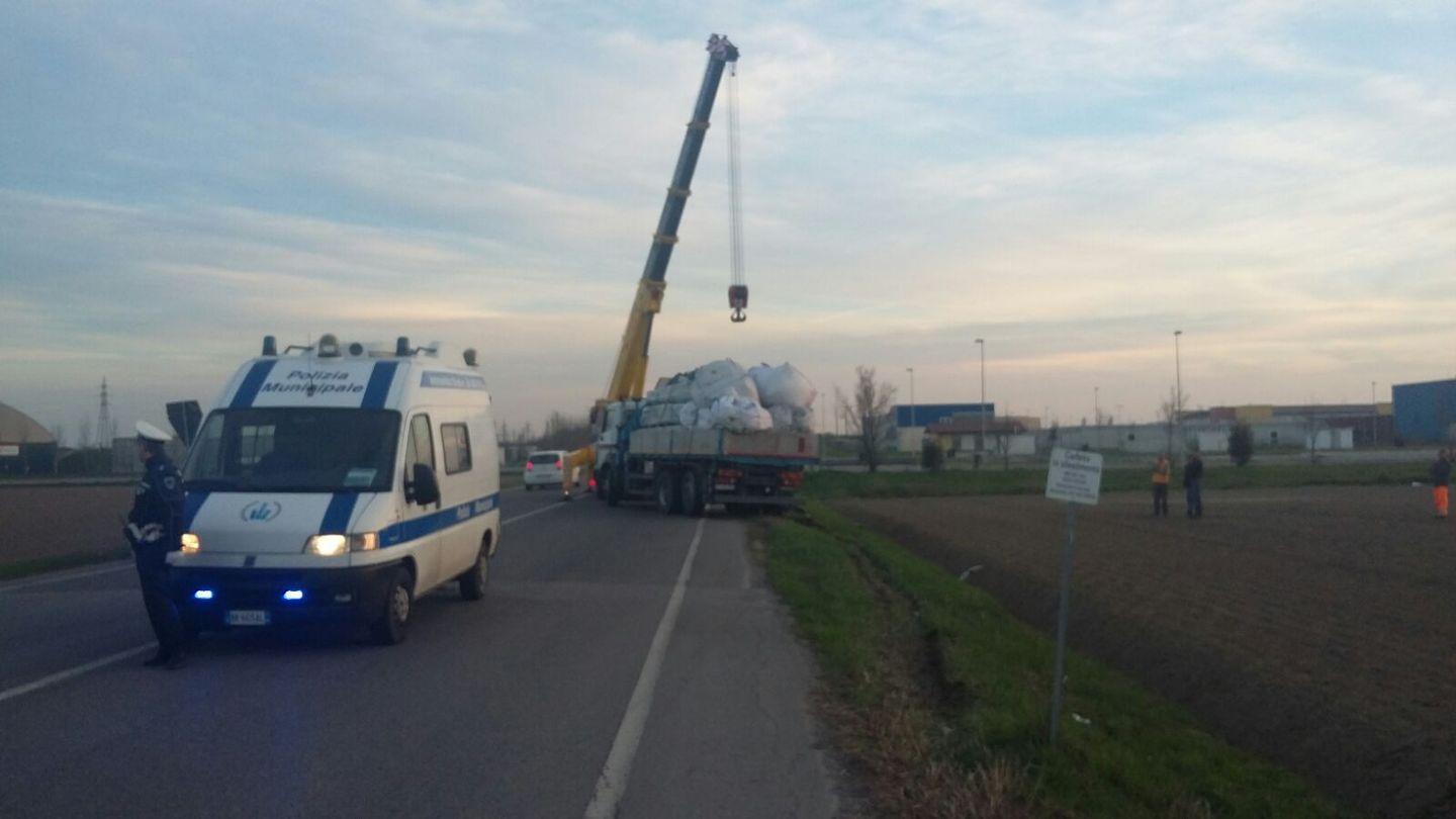 Si ribalta camion con i rifiuti di amianto