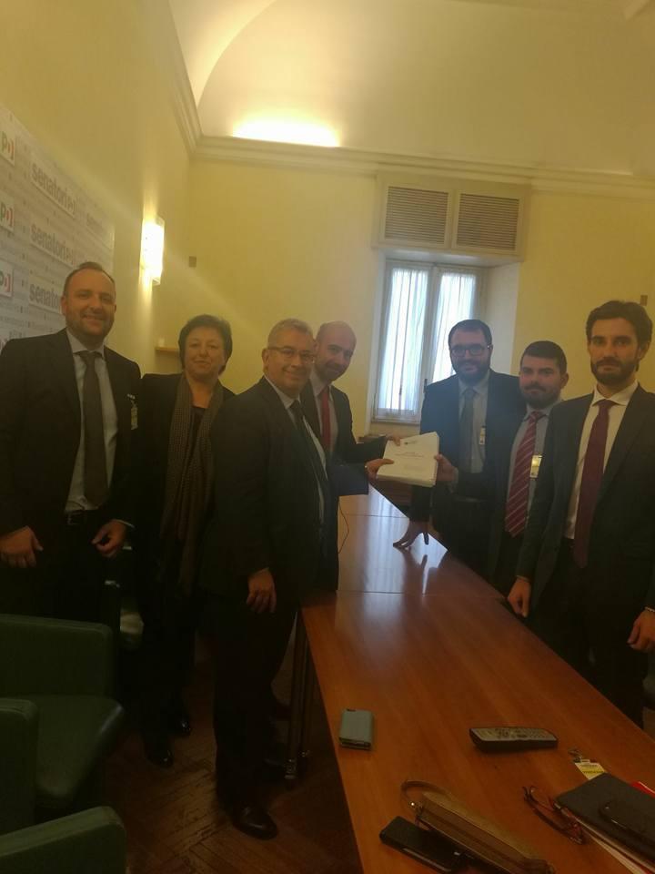 Sicurezza, le 17mila firme nelle mani di Pietro Grasso 