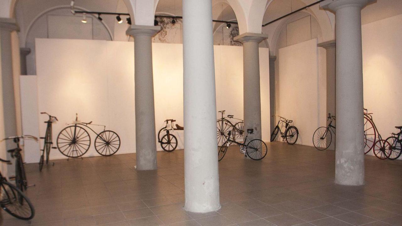 In bicicletta nei Chiostri di San Domenico