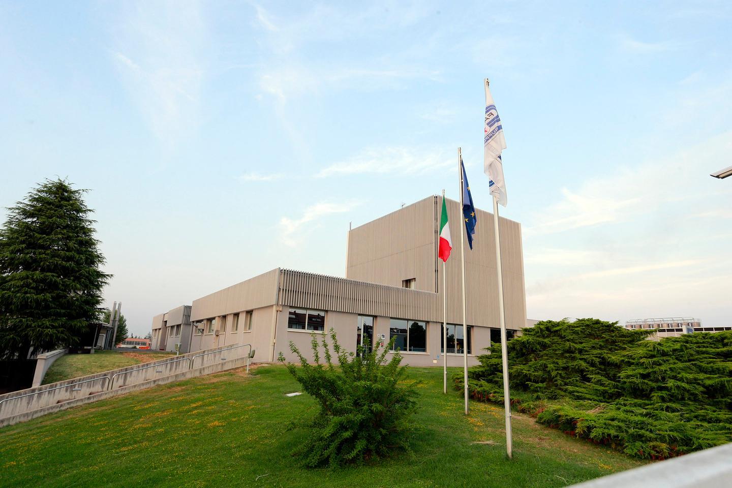Ladri maldestri alla Fabbri si “piantano” con il camion 