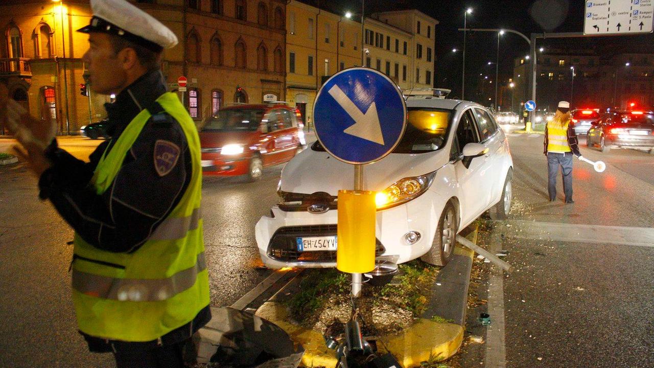 Auto finisce contro lo spartitraffico