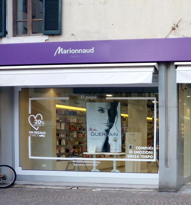 Per rubare profumi usano borsa con carta d’alluminio