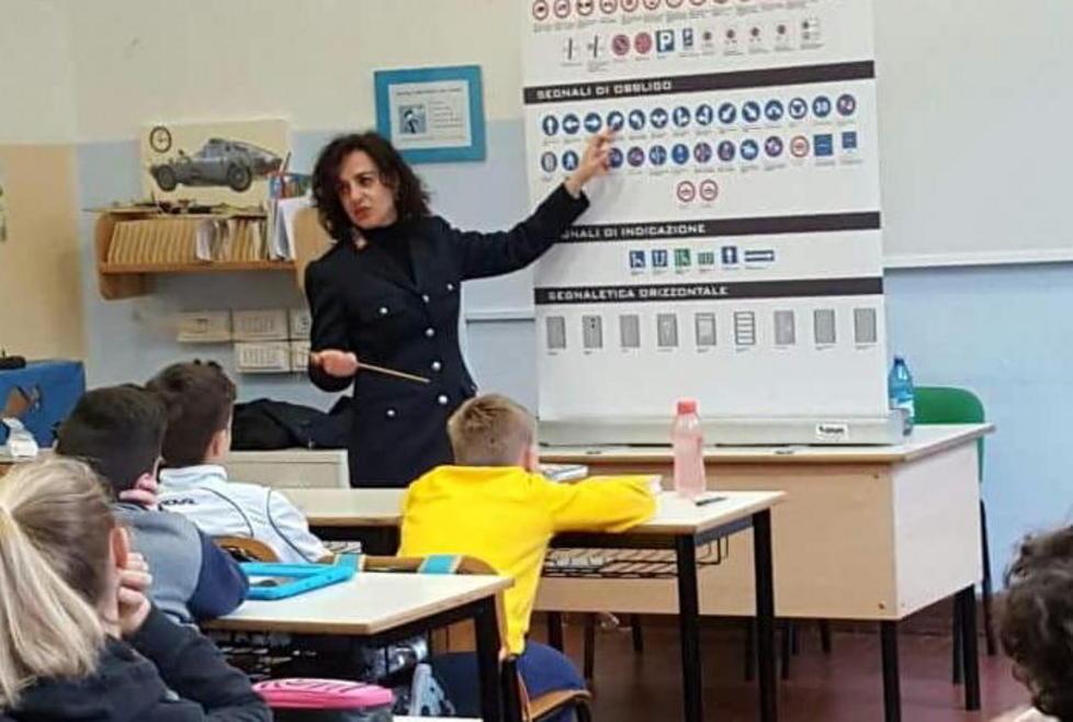 I vigili urbani spiegano la sicurezza ai ragazzi