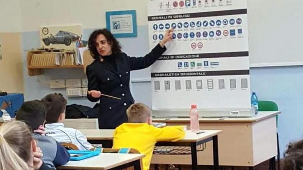 I vigili urbani spiegano la sicurezza ai ragazzi