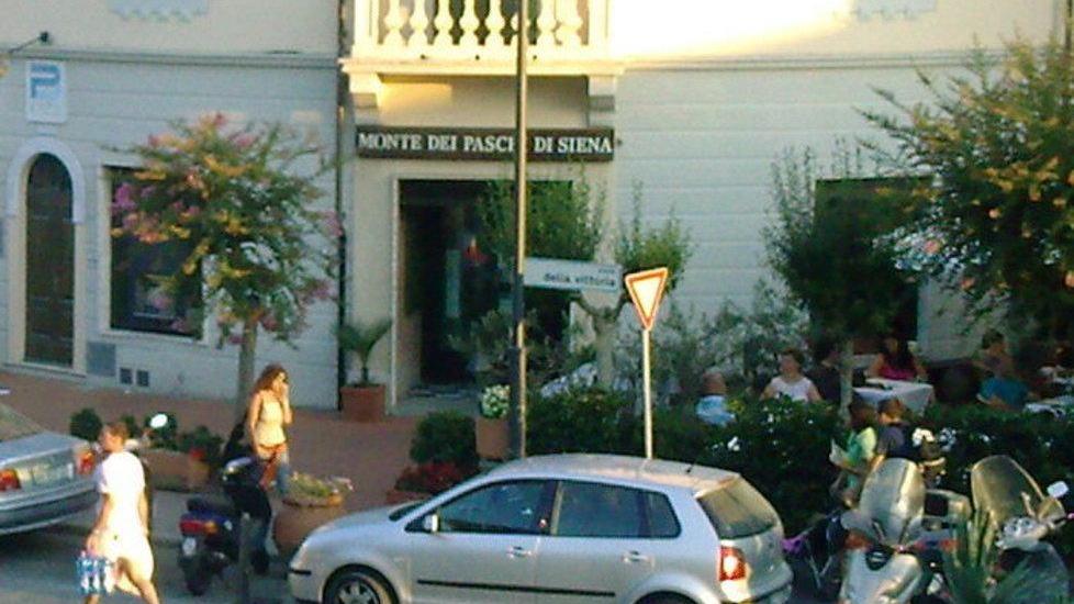 Resta il bancomat in piazza della Vittoria