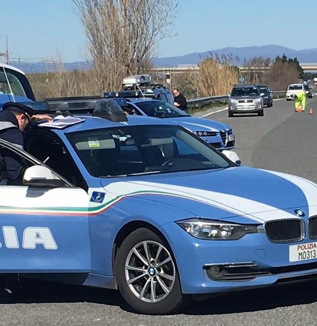Fa saltellare il bambino nell’auto e viene multato