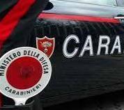 La minaccia con un’ascia e poi fugge su un furgone 