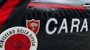 La minaccia con un’ascia e poi fugge su un furgone
