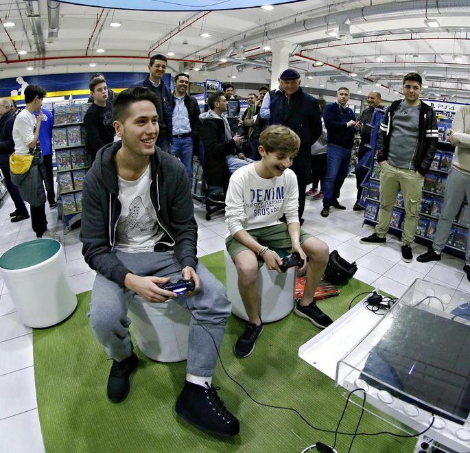 Insieme a Giandonato sfida i baby campioni alla playstation