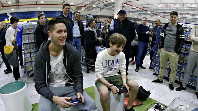 Insieme a Giandonato sfida i baby campioni alla playstation
