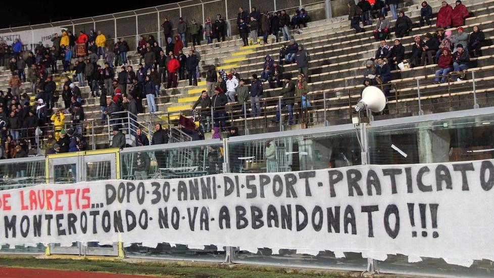 Uno striscione in difesa del circolo