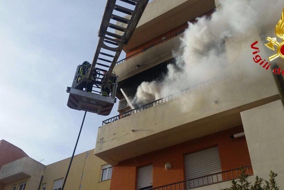 Paura per una padella in fiamme in un appartamento