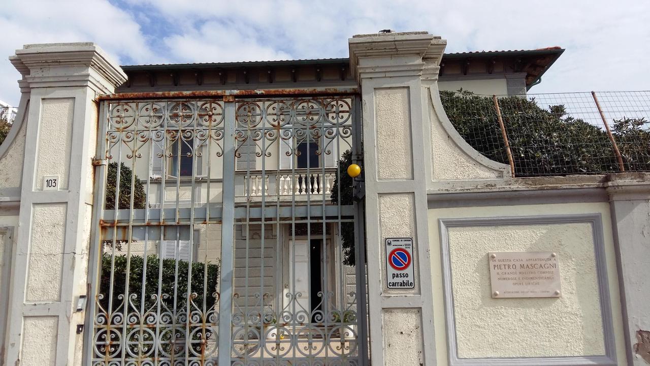 Villa Mascagni, davanti alla scalinata di Antignano