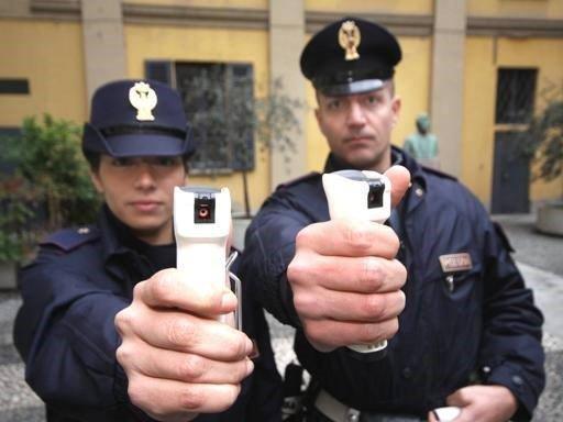 Due poliziotti con lo spray al peperoncino